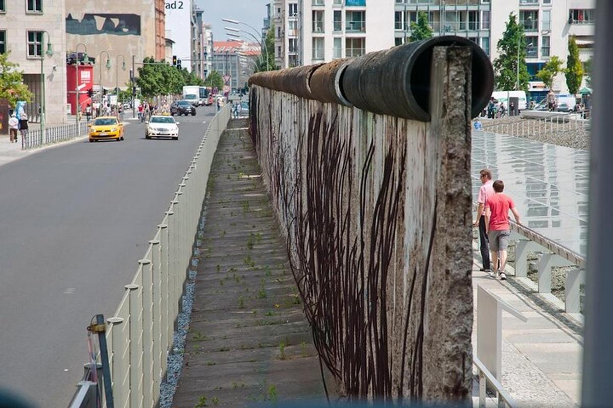 una tanca amb una corda al costat d'un carrer