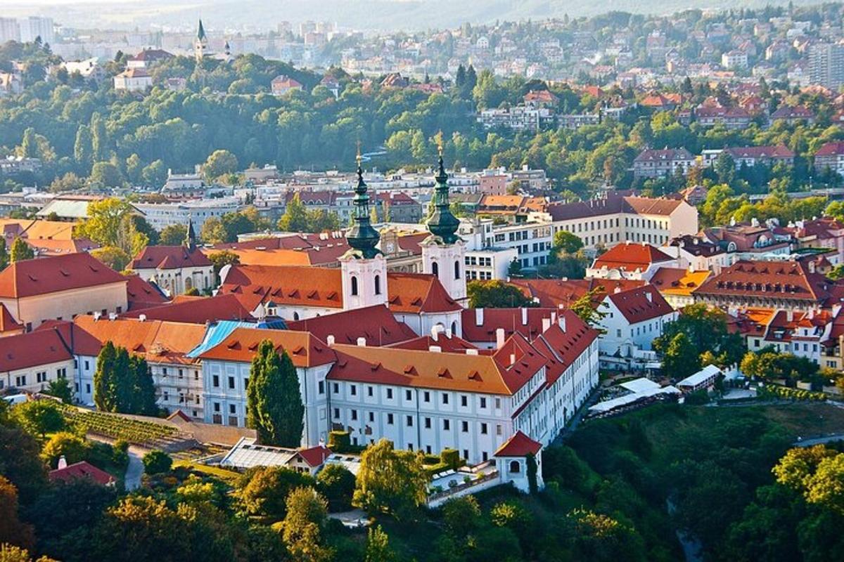 Zračni pogled na veliko stavbo z rdečimi strehami