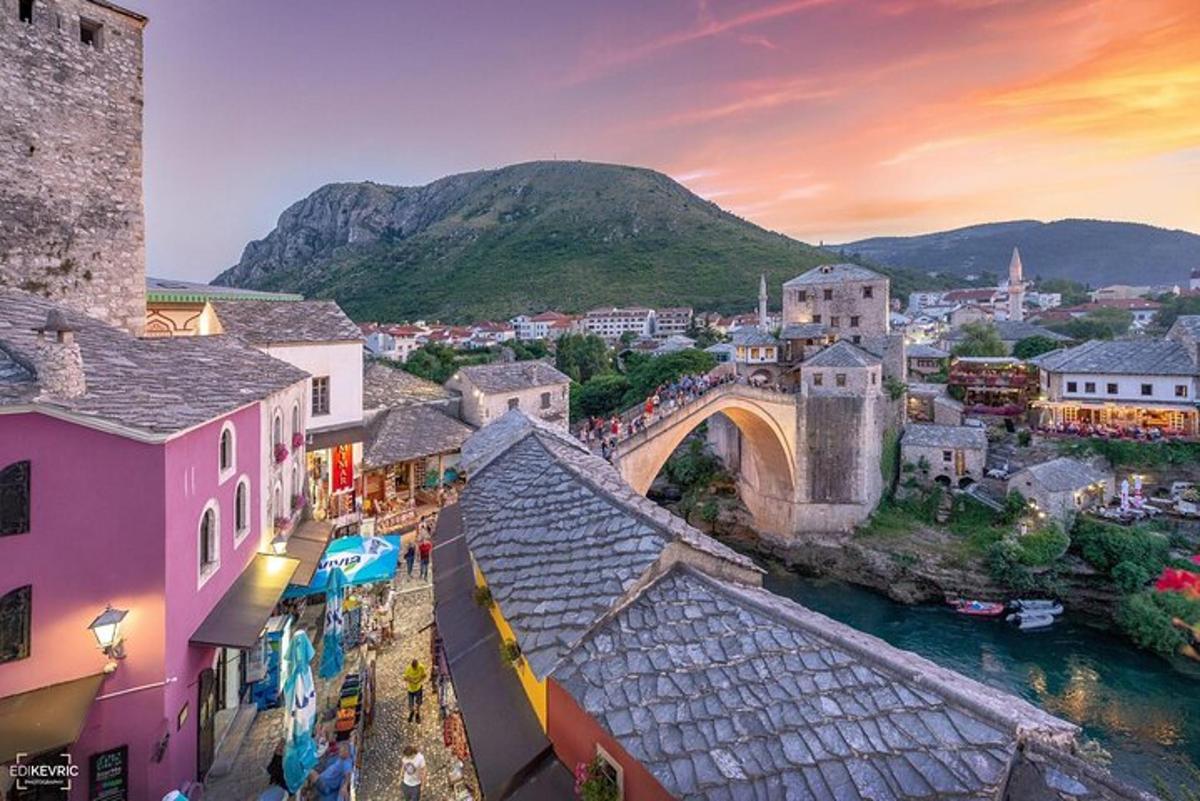 μια θέα μιας πόλης με μια γέφυρα και ένα ποτάμι