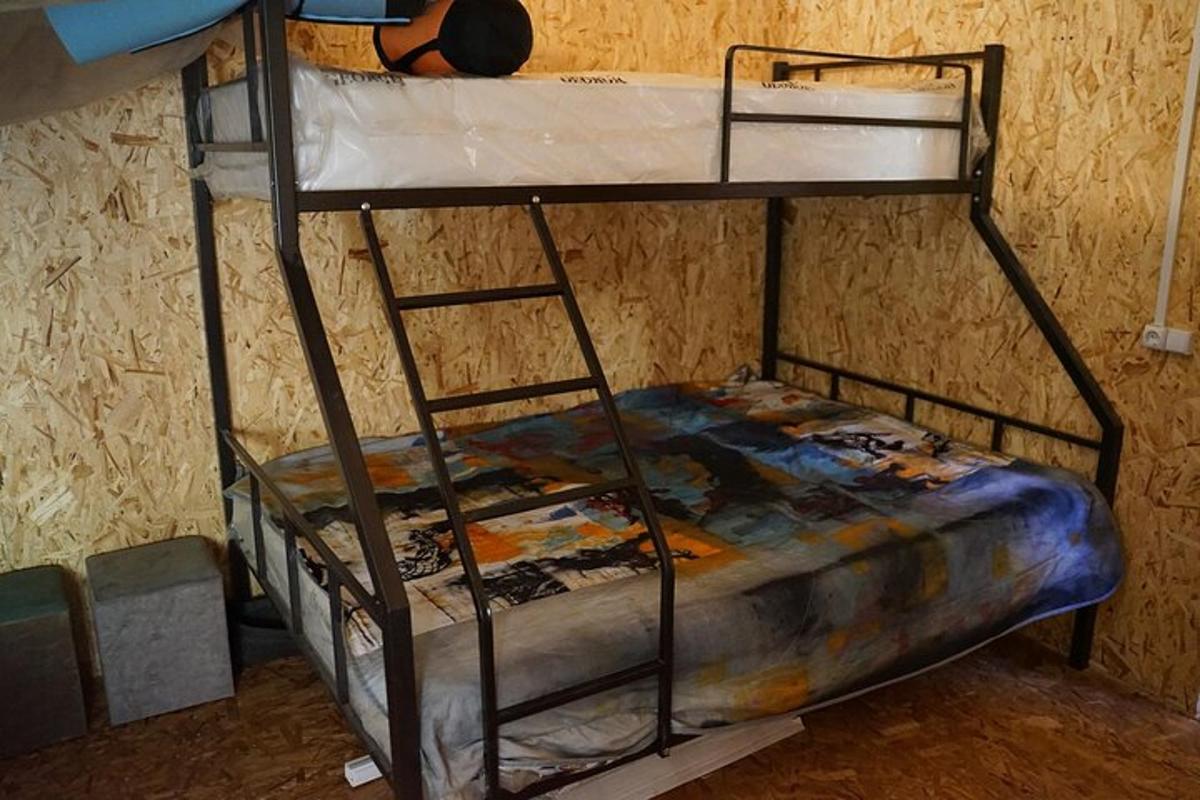 koja í herbergi með dýnu