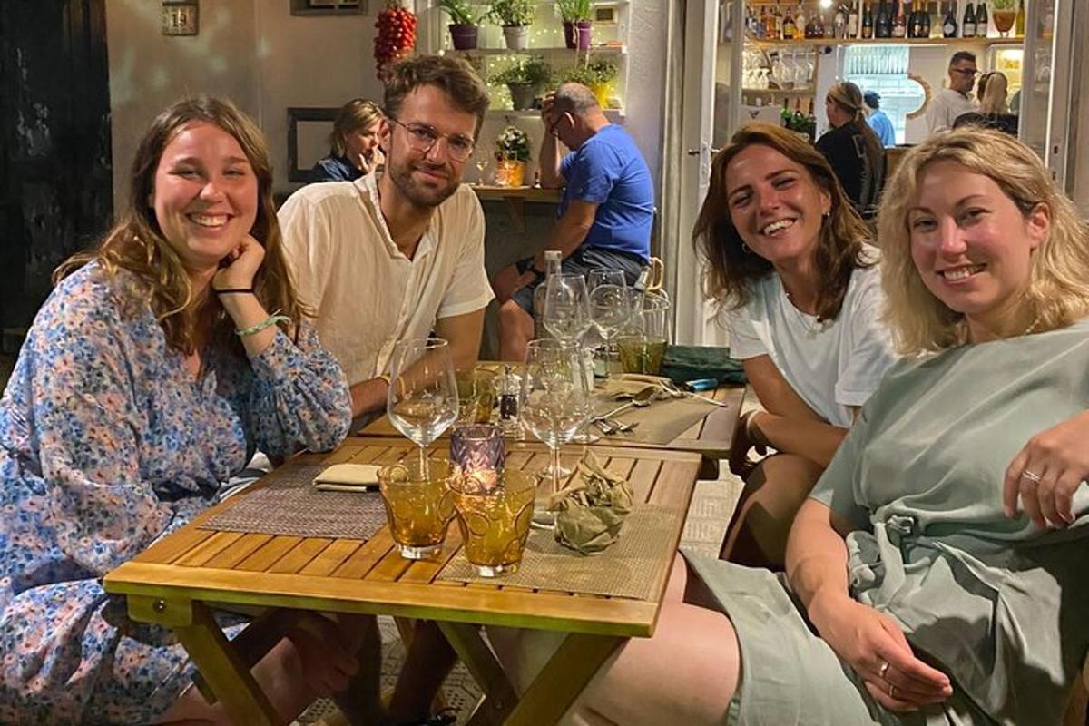 un grup de persones assegudes a una taula