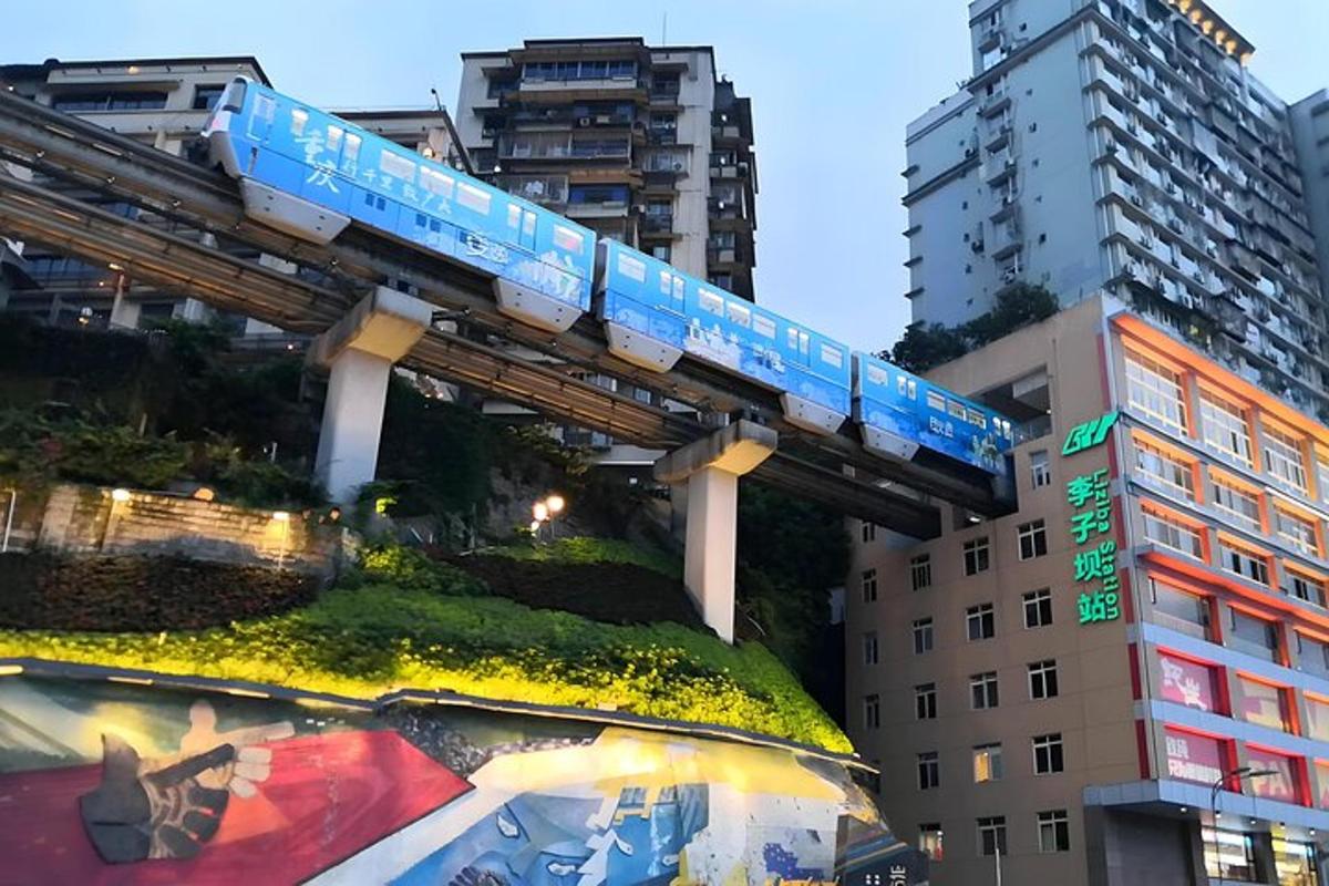 一列火车行驶在一座有建筑物的城市的桥梁上