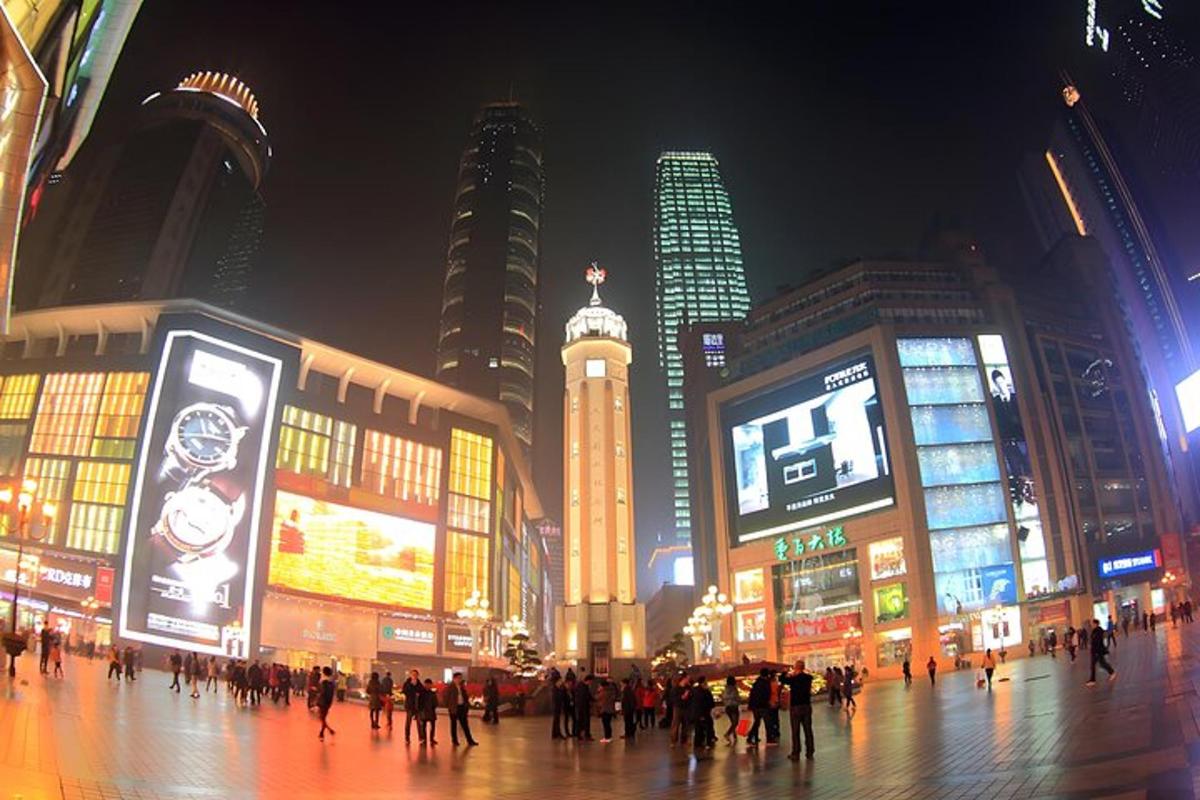 夜晚在城市中行走的人群