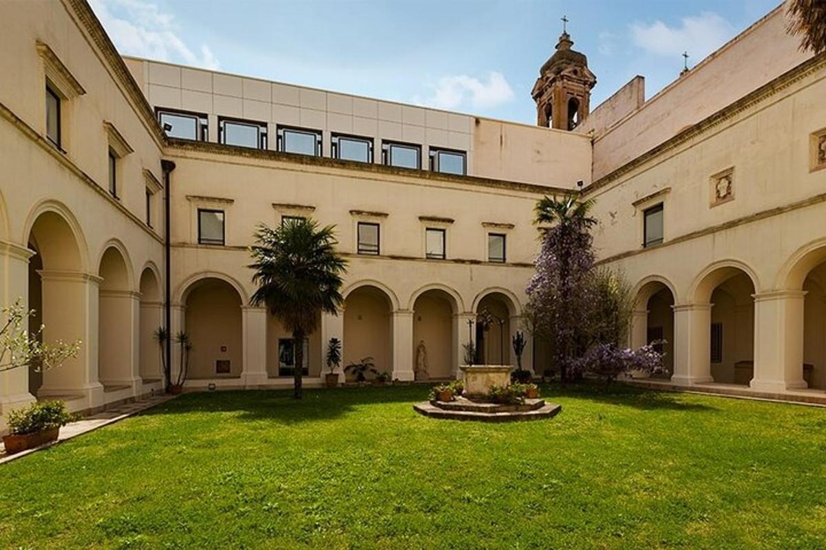un grande edificio con un prato antistante