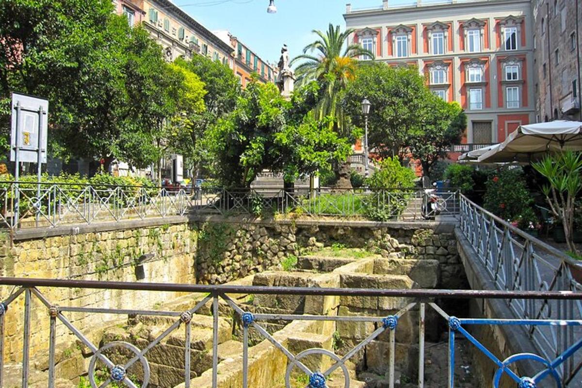 un gruppo di scale in una città con edifici