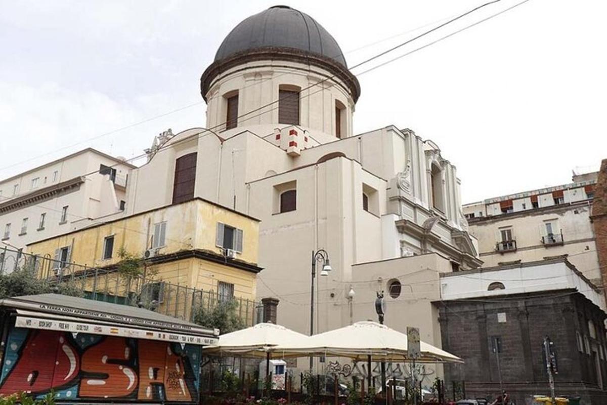 un edificio con una torre dell'orologio in cima