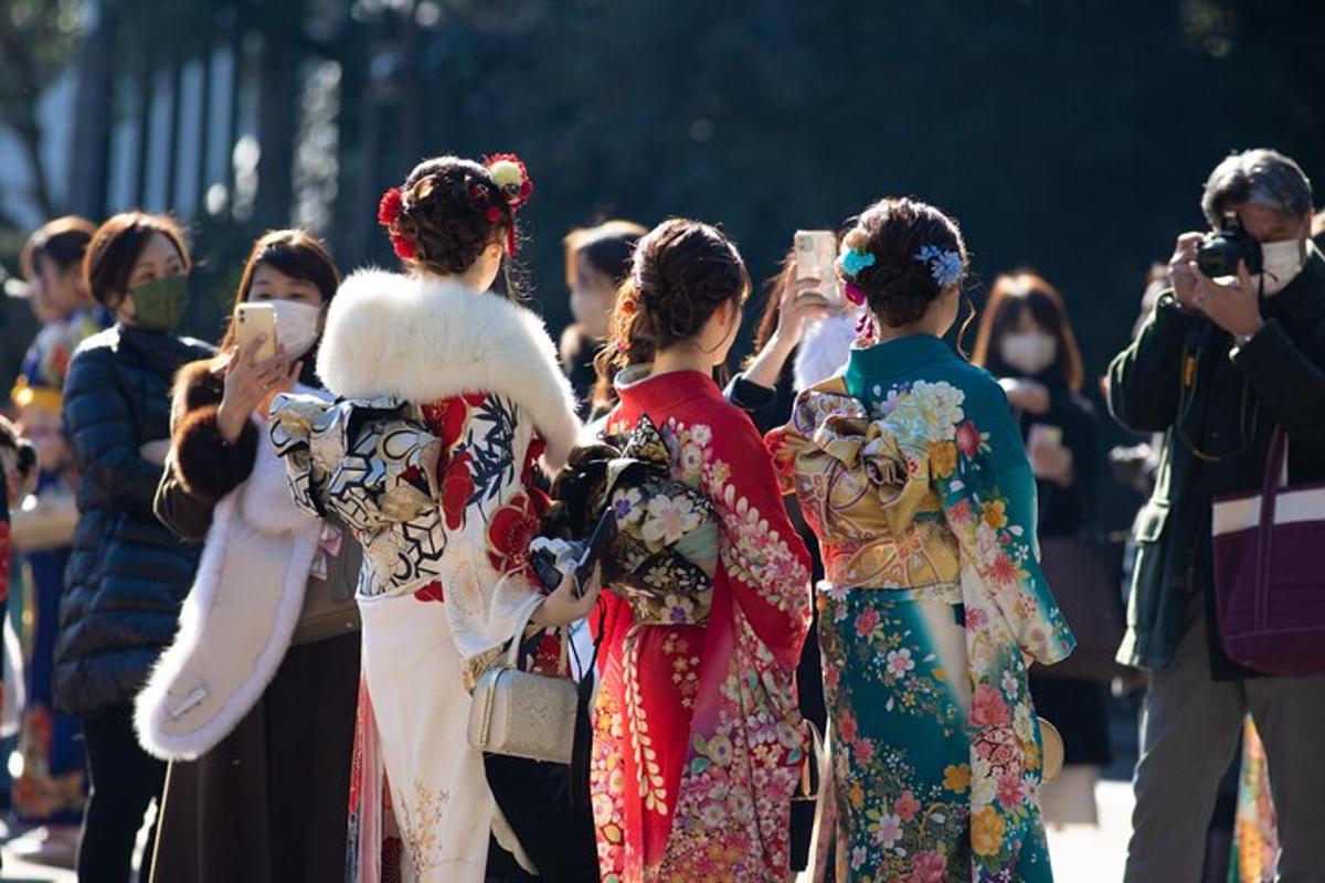 un gruppo di donne in kimono in piedi in mezzo alla folla