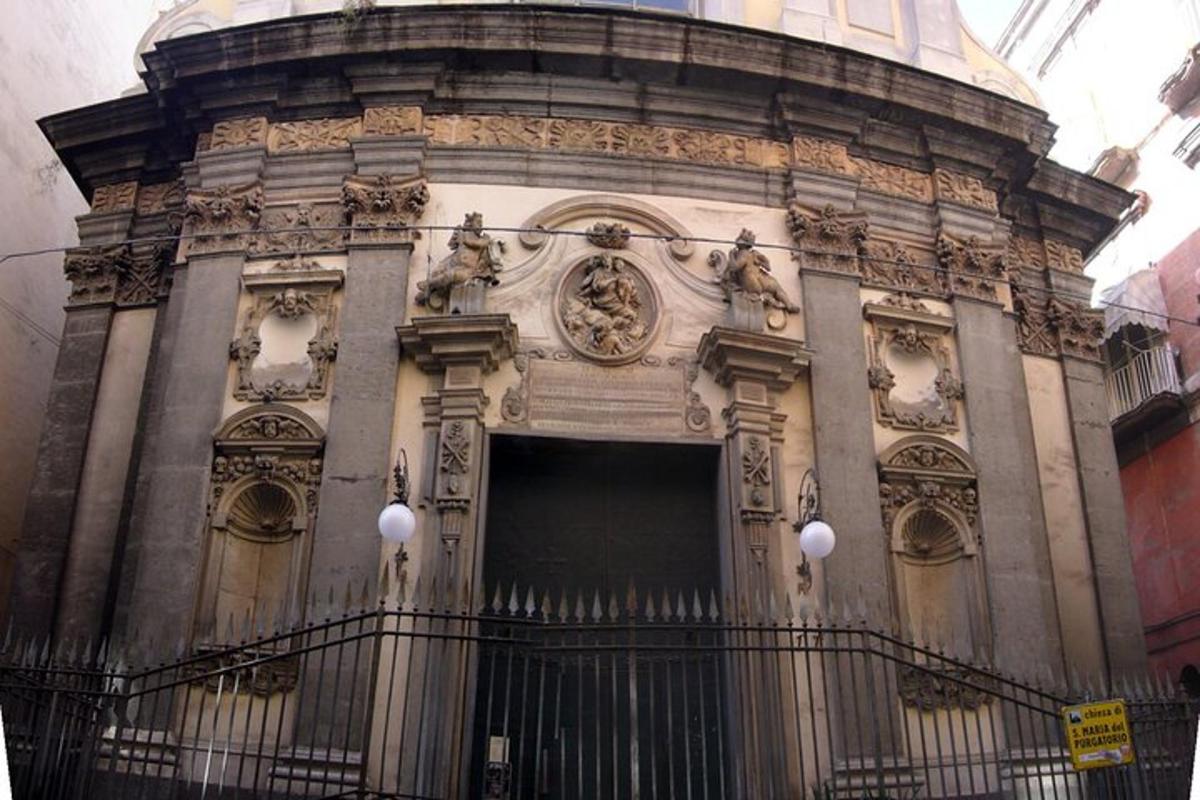 un edificio con un orologio su un lato