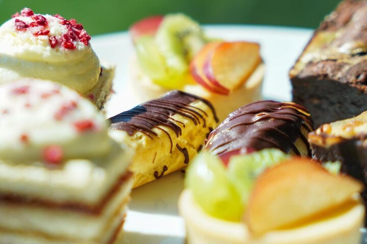 Un plato con diferentes tipos de pasteles y frutas.