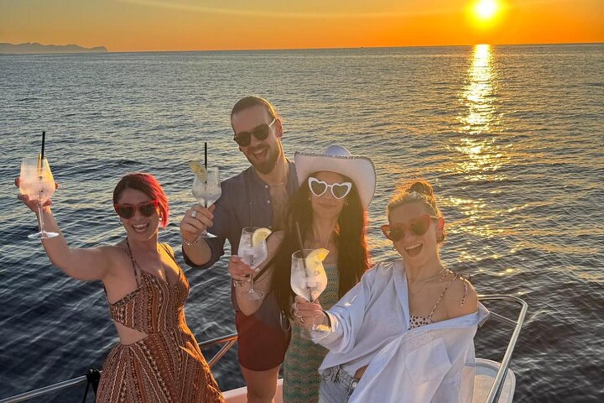 група людей позує для фотографії на човні