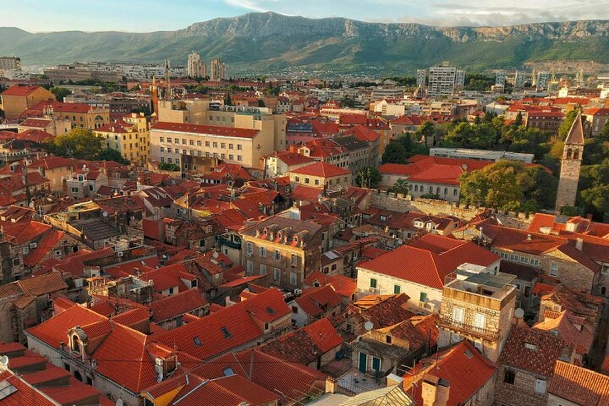 egy vörös tetős város légi felvétele