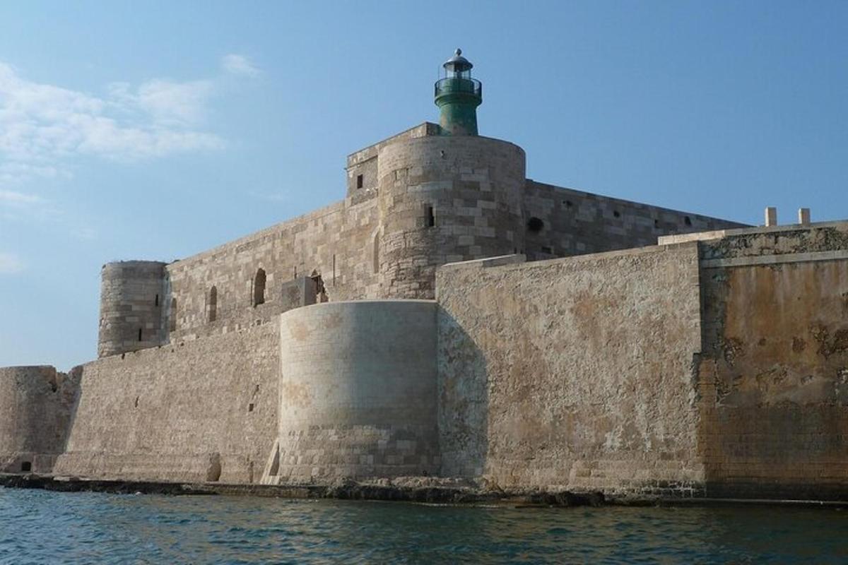 un edifici amb un far a sobre sobre l'aigua