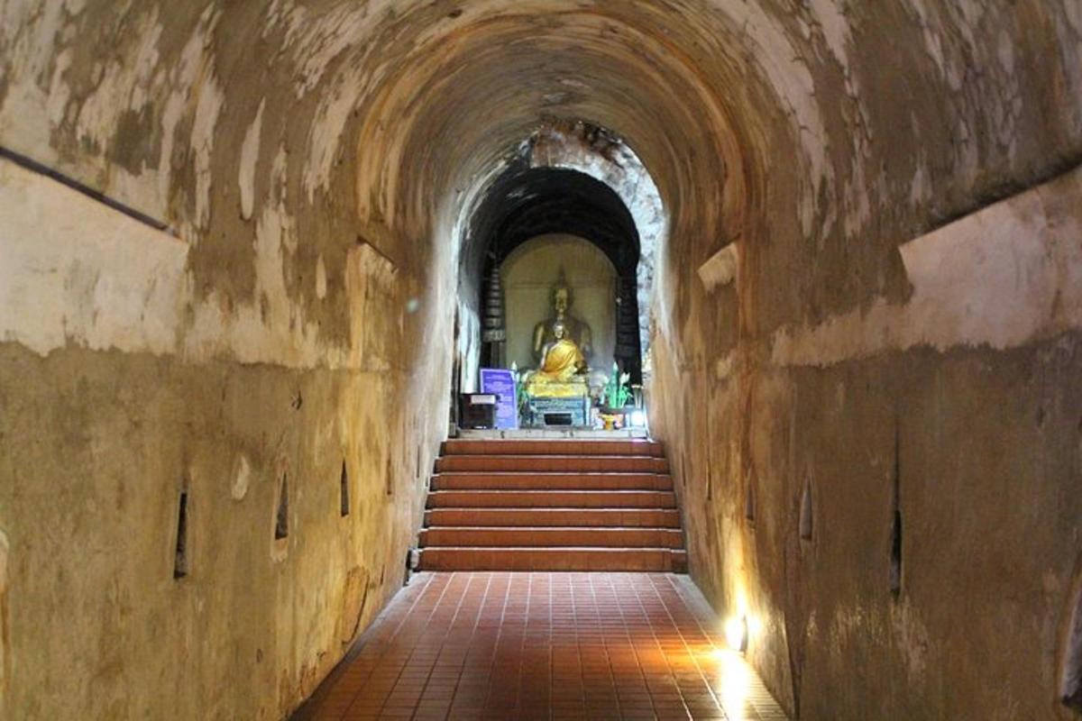 un tunnel che conduce a un santuario con una statua