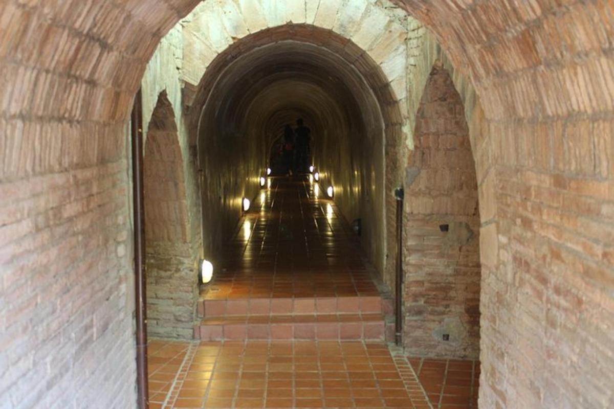 un corridoio di un tunnel con un muro di mattoni