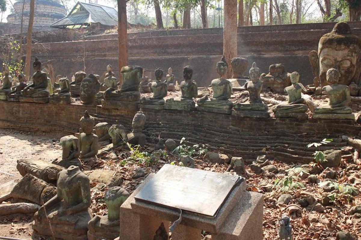 un gruppo di statue di persone sedute su un muro
