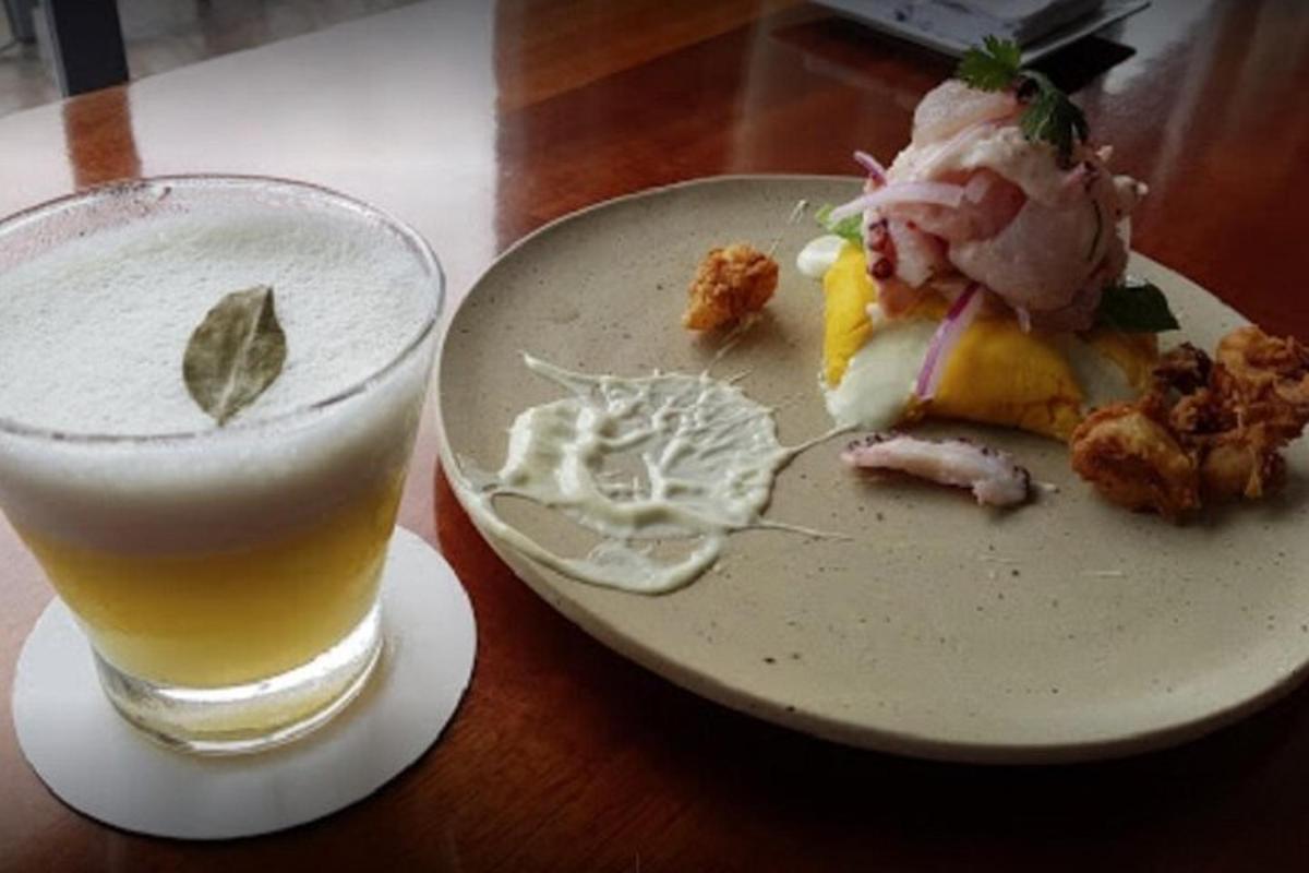 Un plato de comida y una bebida en una mesa.