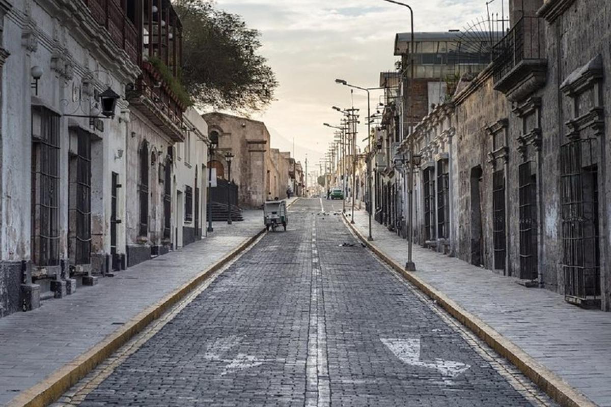 una strada vuota in una città con edifici