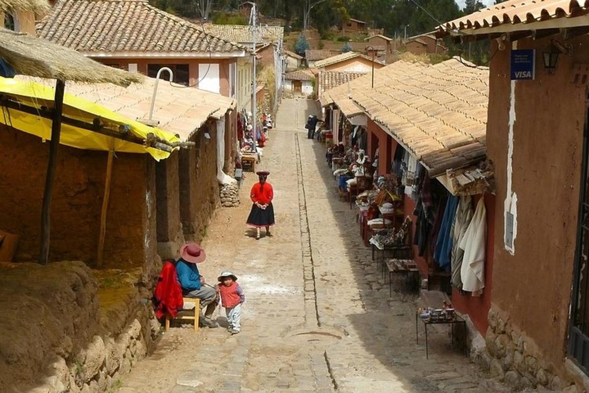 skupina lidí jdoucích po ulici ve vesnici