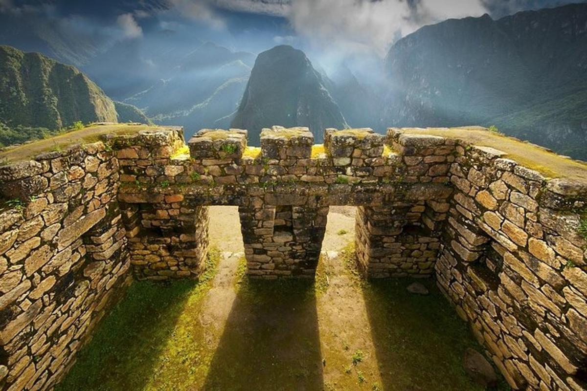 مبنى حجري قديم مع جبل في الخلفية