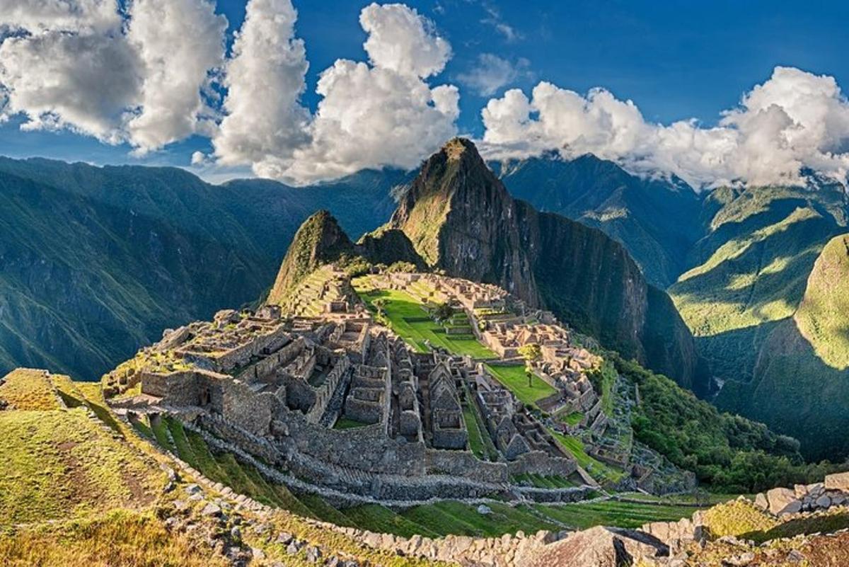 uma vista aérea das ruínas de machu picchu em uma montanha