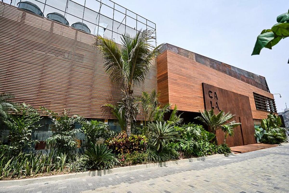 Un edificio con palmeras delante.