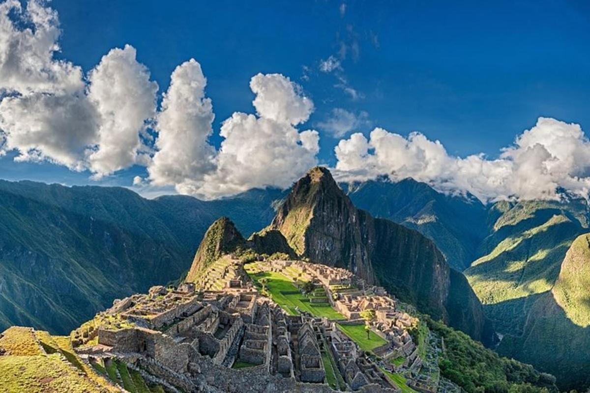 una vista aerea delle rovine di una montagna