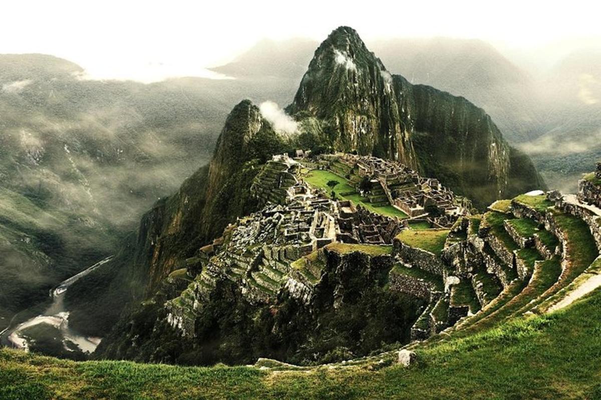 una montagna con un villaggio in cima