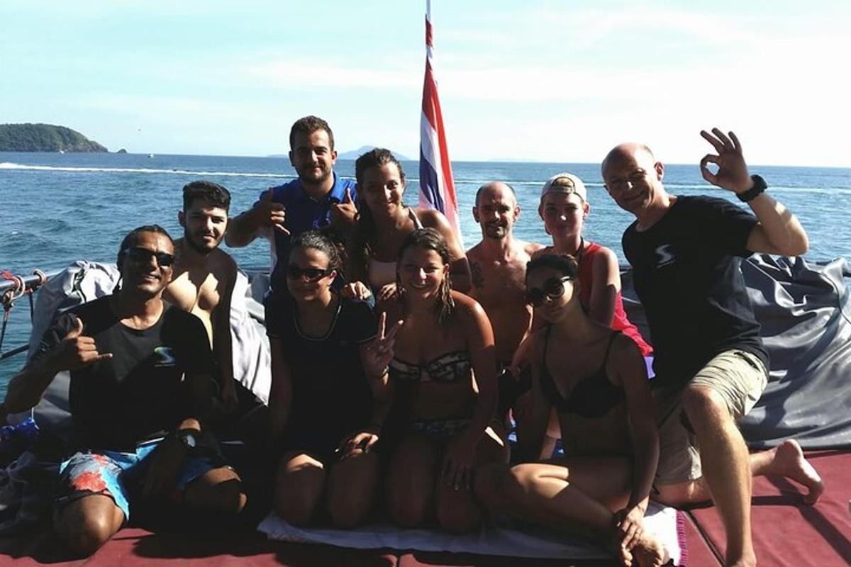 een groep mensen die poseren voor een foto op een boot