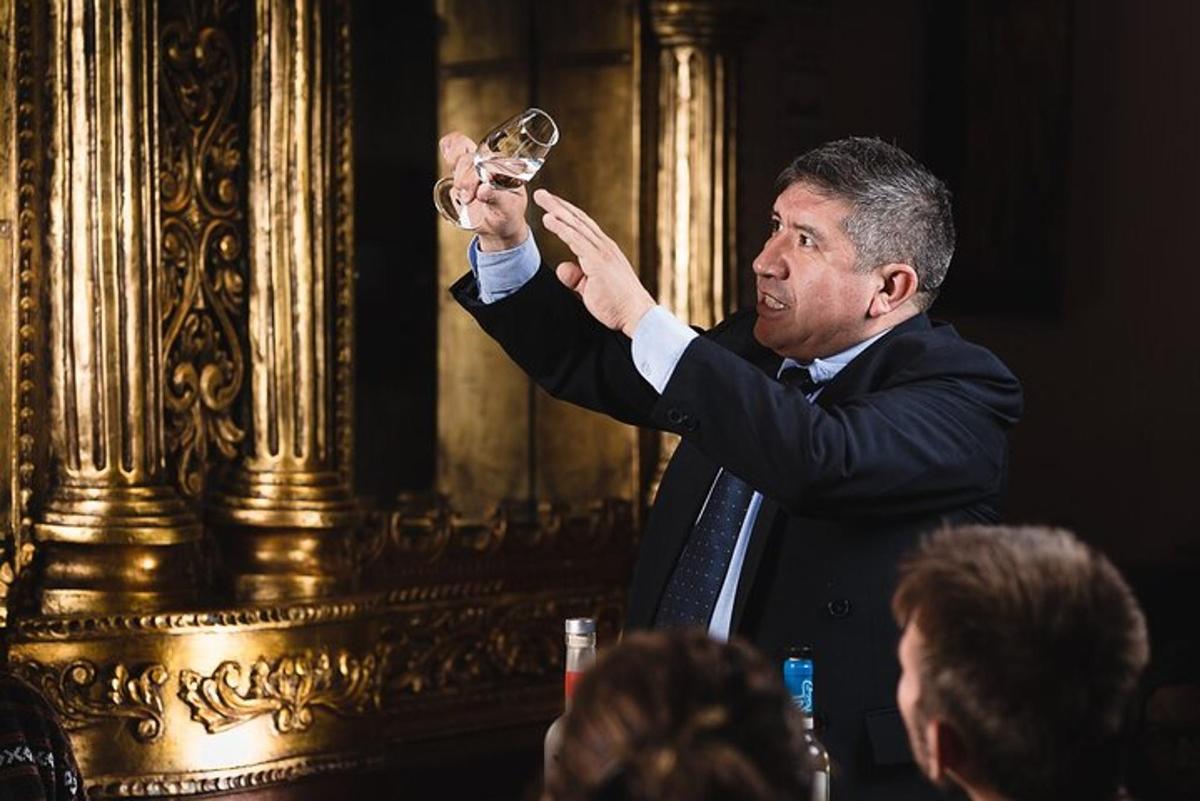 um homem de terno segurando uma taça de vinho