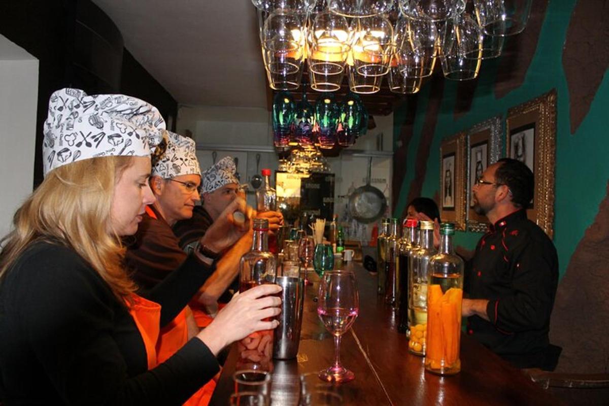 hópur fólks situr á bar
