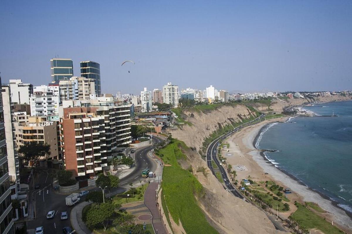 pemandangan udara pantai dengan bangunan dan lautan