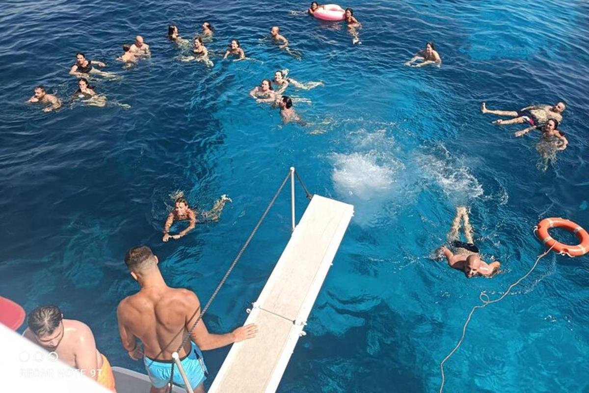 un gruppo di persone che nuotano nell'acqua