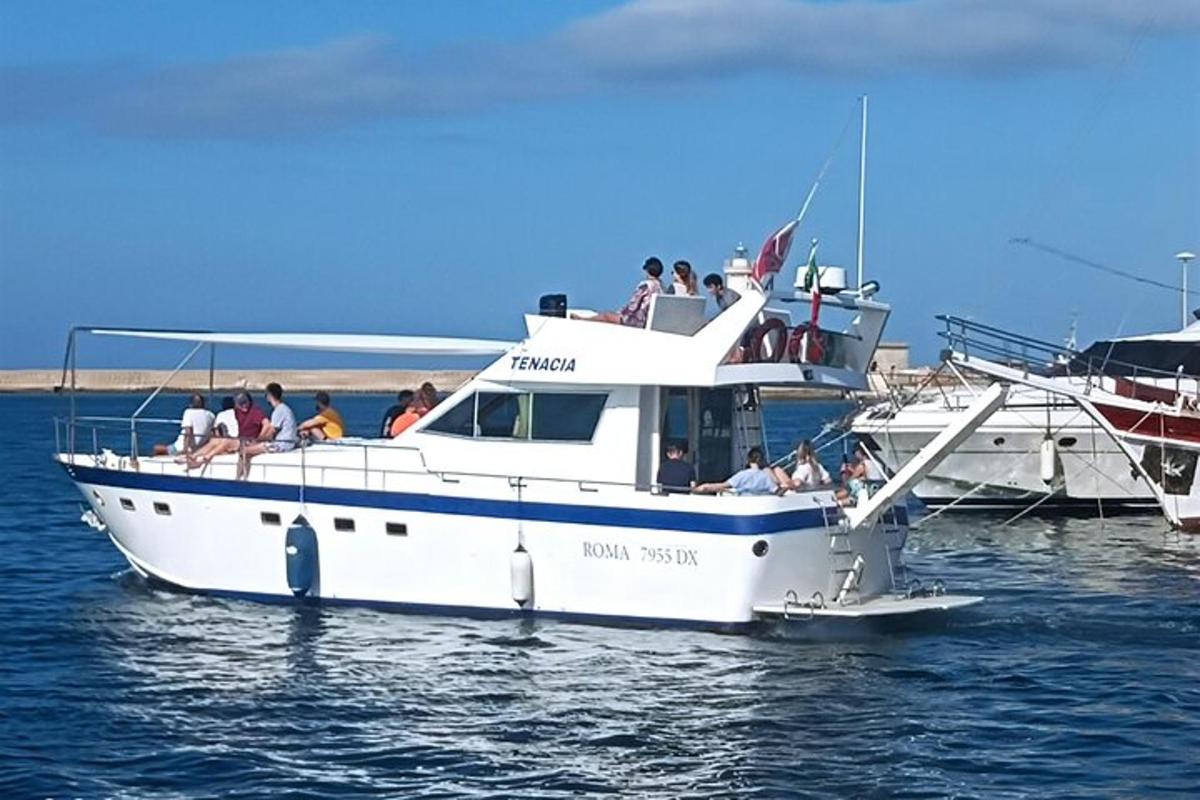 um grupo de pessoas em um barco na água