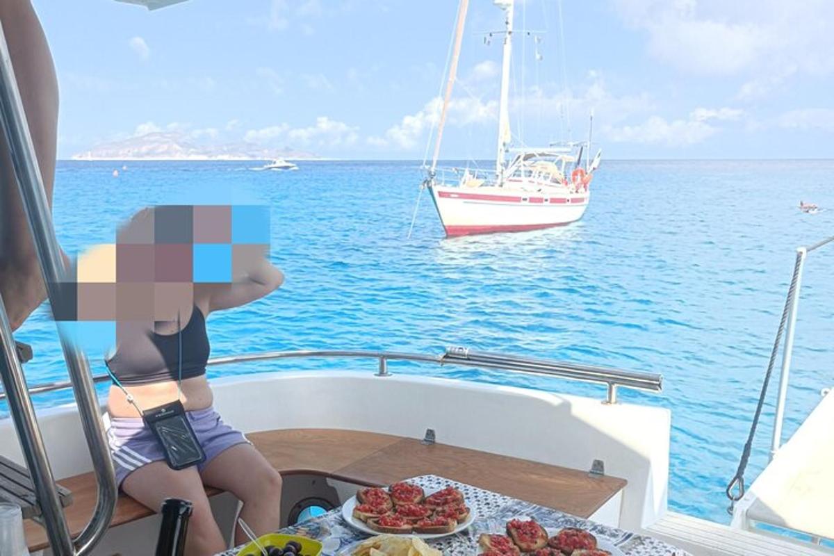 uma criança sentada em um barco com um prato de comida