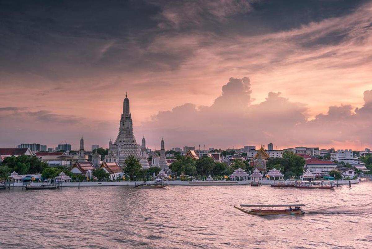 pohled na město z vody při západu slunce