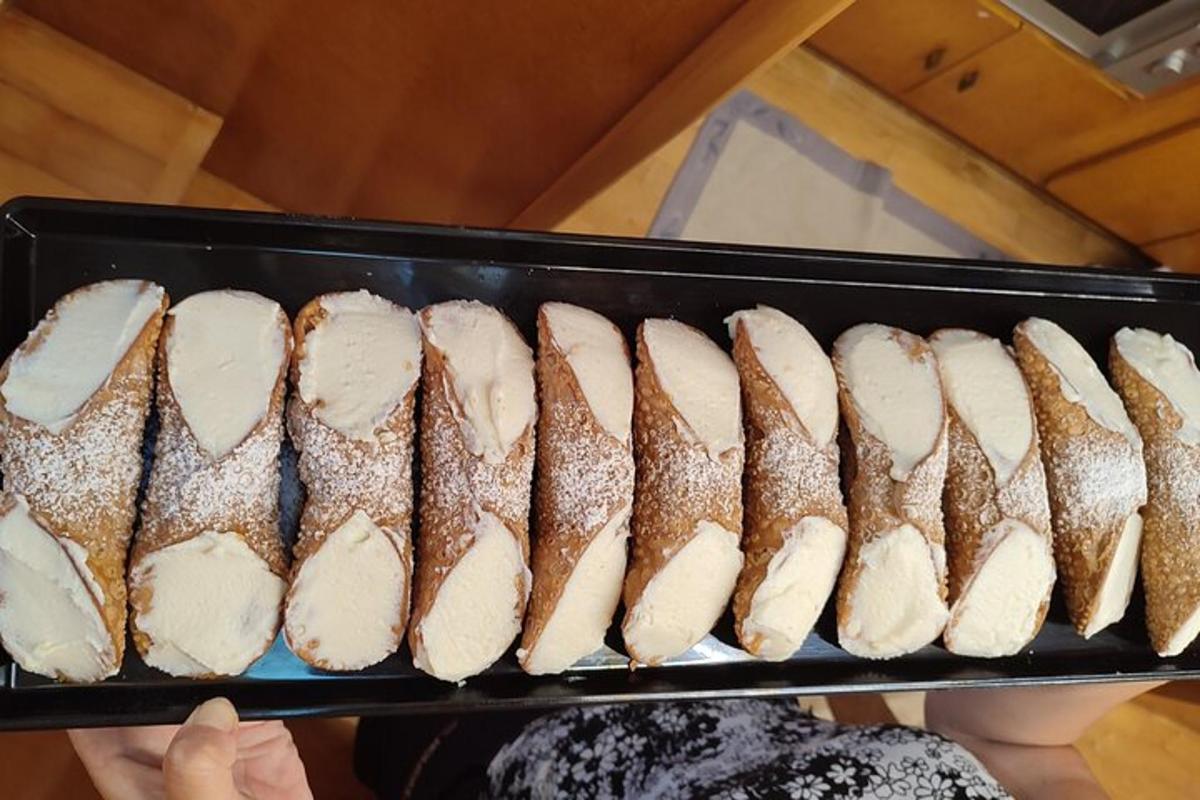 uma bandeja de pães cobertos com açúcar de confeiteiro