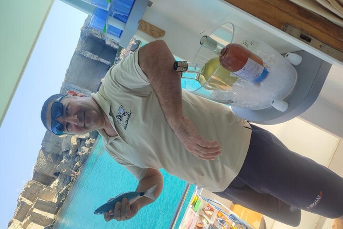un uomo in piedi davanti a una piscina