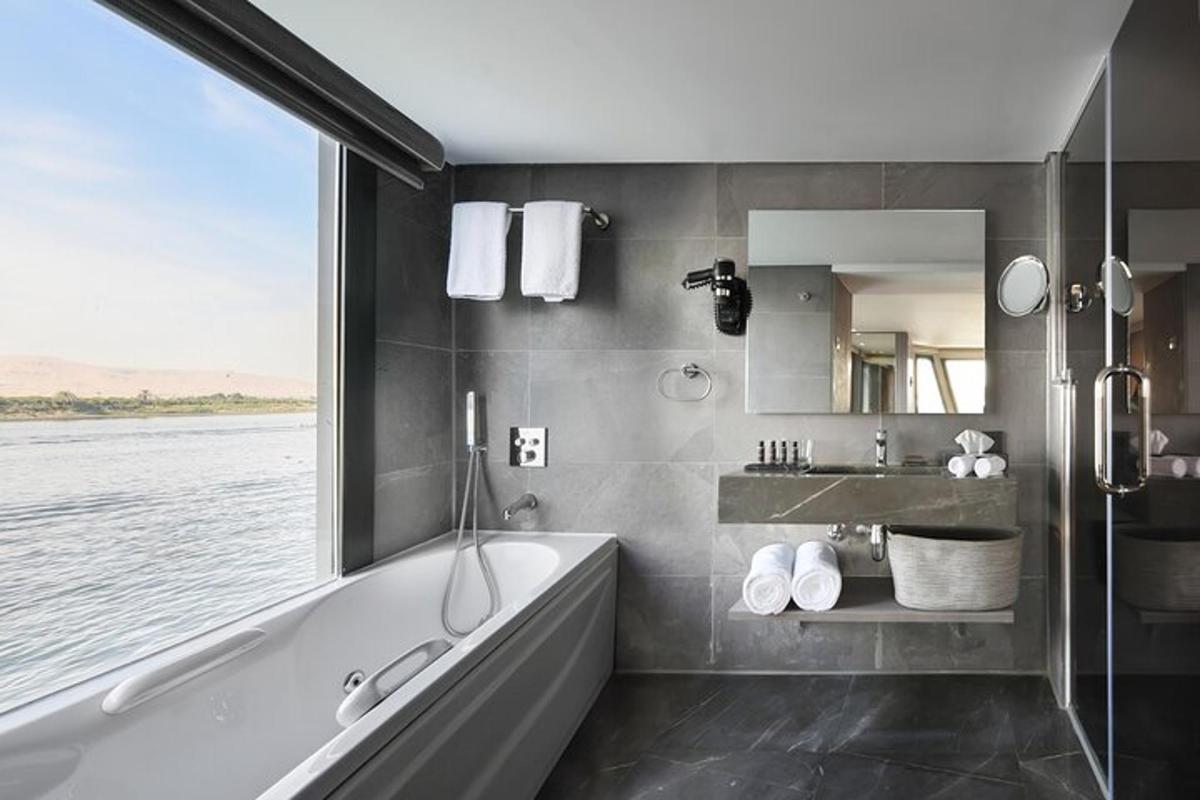 un bagno con vasca e una grande finestra