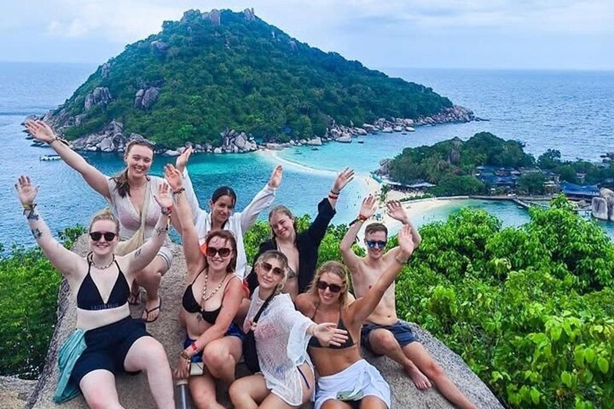 一群穿着泳衣的人摆姿势拍照
