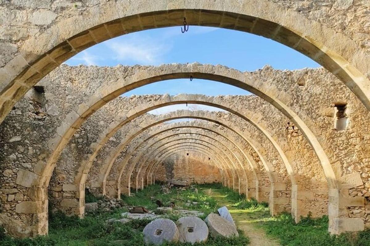 μια αψίδα σε ένα παλιό κτίριο με πέτρες από κάτω