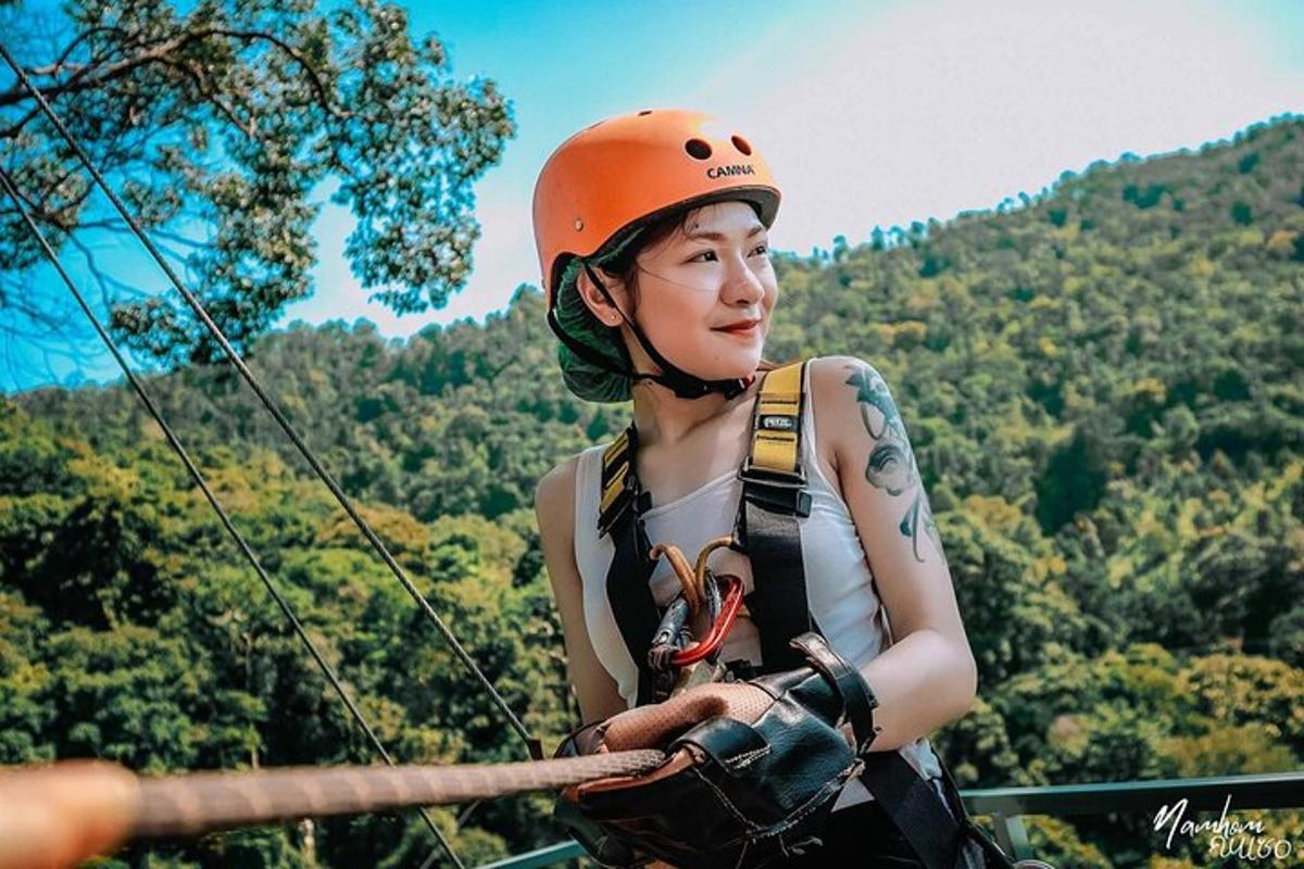 una donna con un casco in piedi su una teleferica