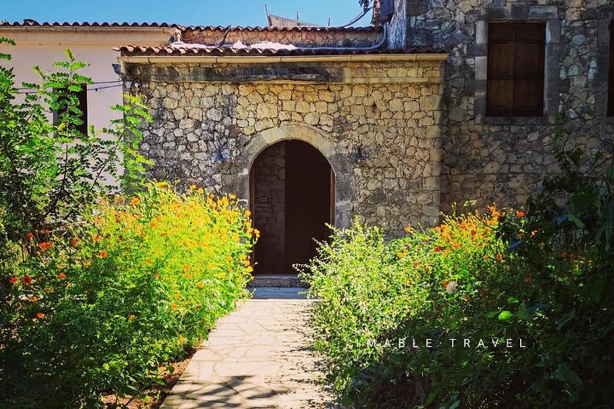 είσοδος σε πέτρινο κτίριο με πόρτα