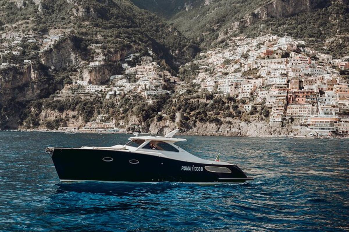 Un barco blanco y negro en un cuerpo de agua