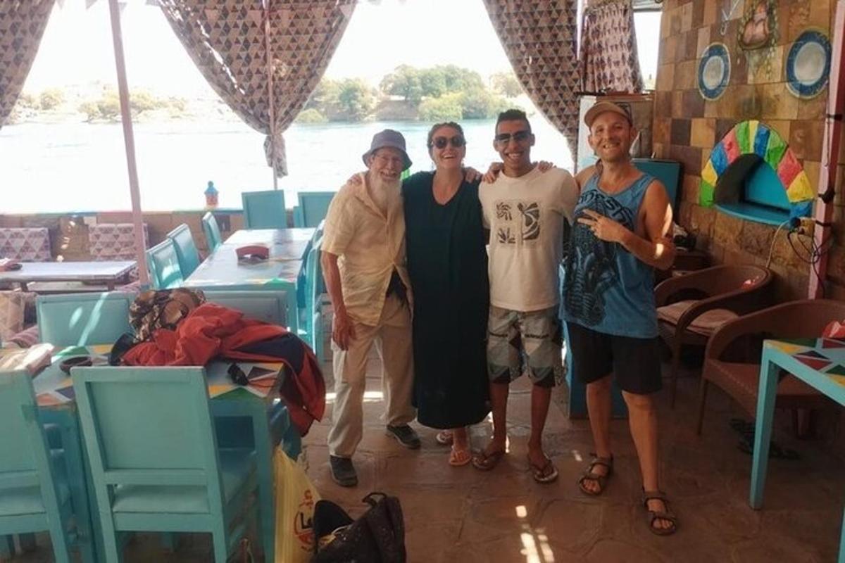 skupina lidí pózujících pro fotografii v místnosti