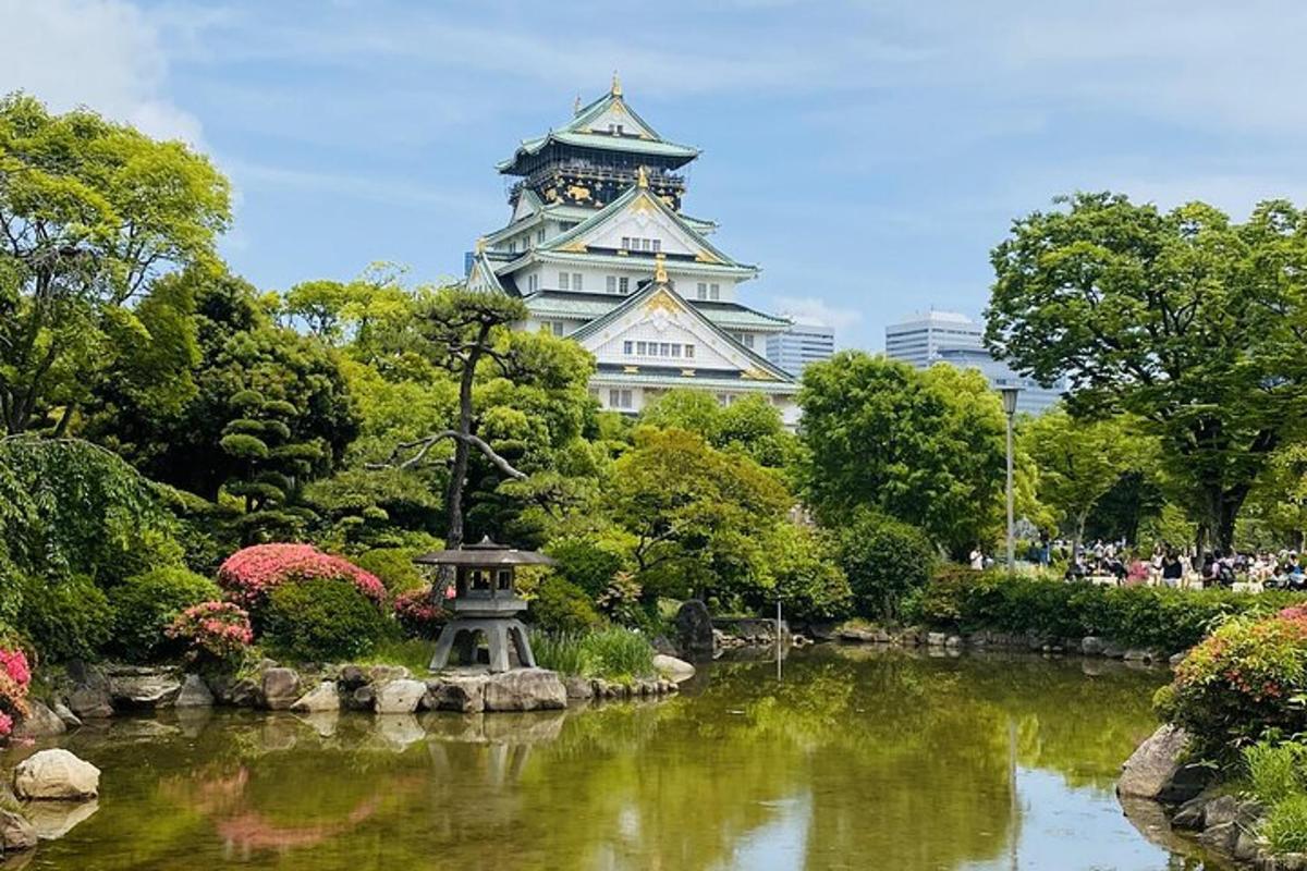 sebuah bangunan besar dengan menara jam di taman