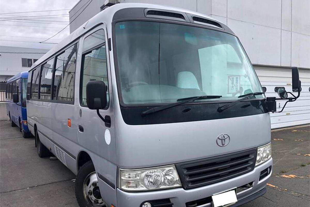 un autobús blanc aparcat en un aparcament