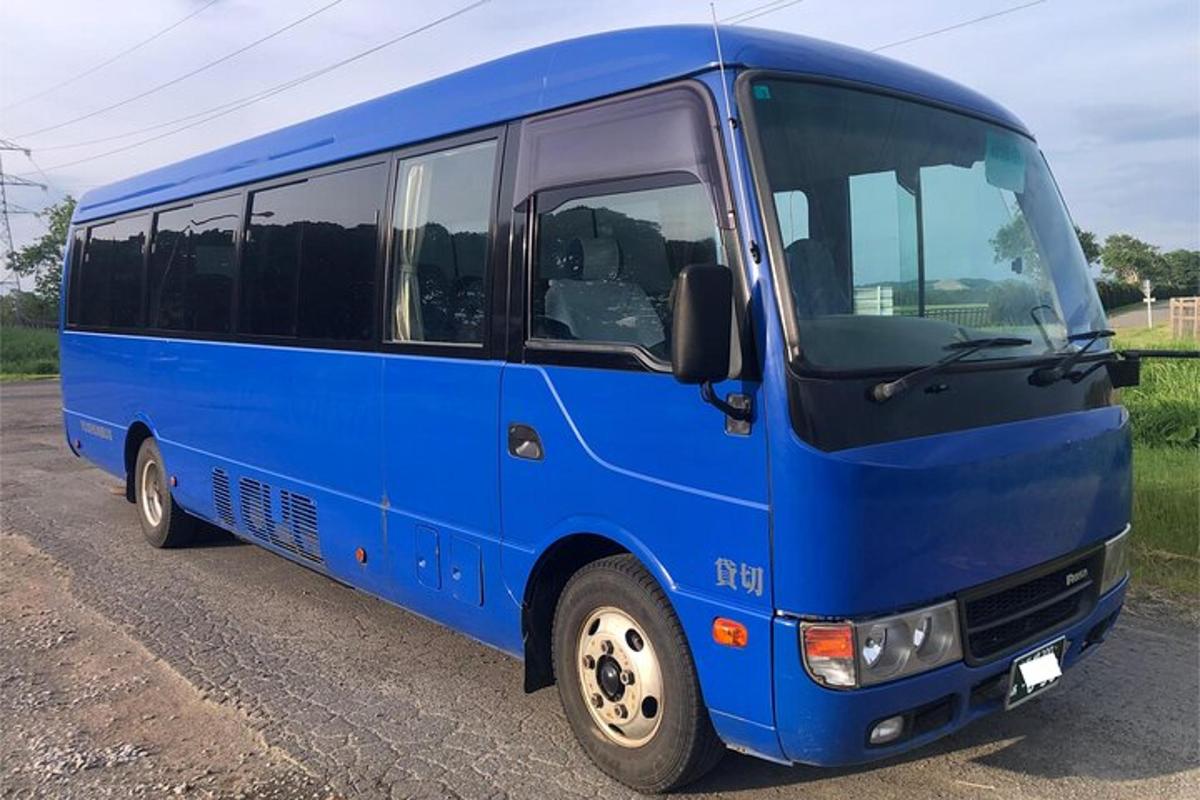 un autobús blau aparcat a la vora d'una carretera