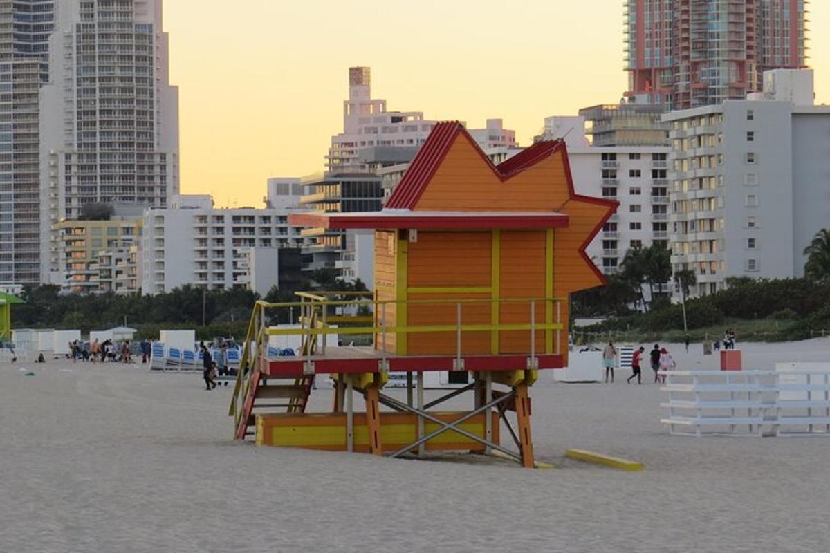 una torre di salvataggio su una spiaggia con edifici sullo sfondo