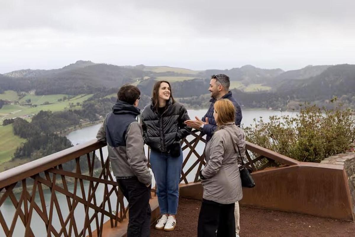 eine Gruppe von Menschen steht auf einer Brücke