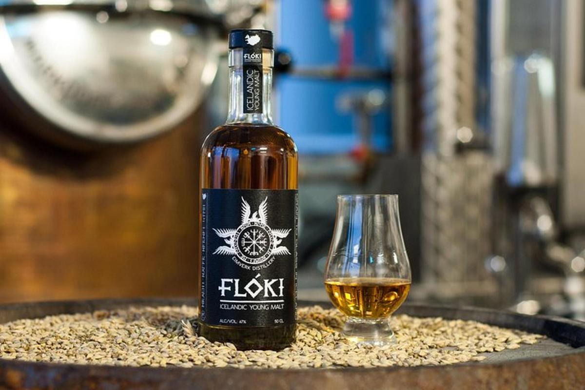 en flaske vin ved siden af et glas